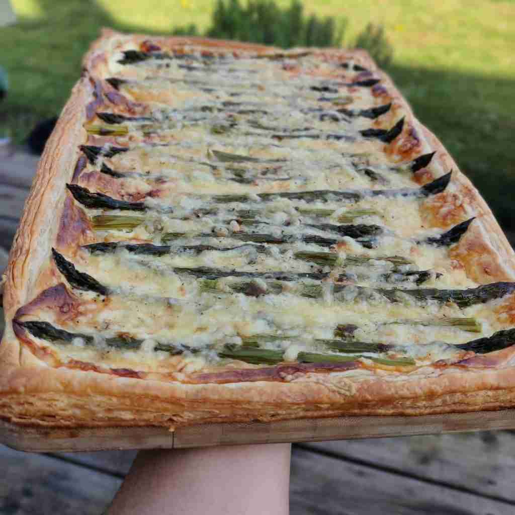 image of an asparagus tart topped with melted cheese, you can learn how to make this tart on the blog of Gourmandises Academie, Cambridge