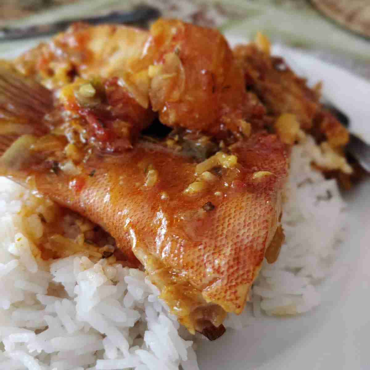 Image of a fish "cari", on a plate with rice, the recipe is available on the blog of the cookery school Gourmandises Academie, Cambridge