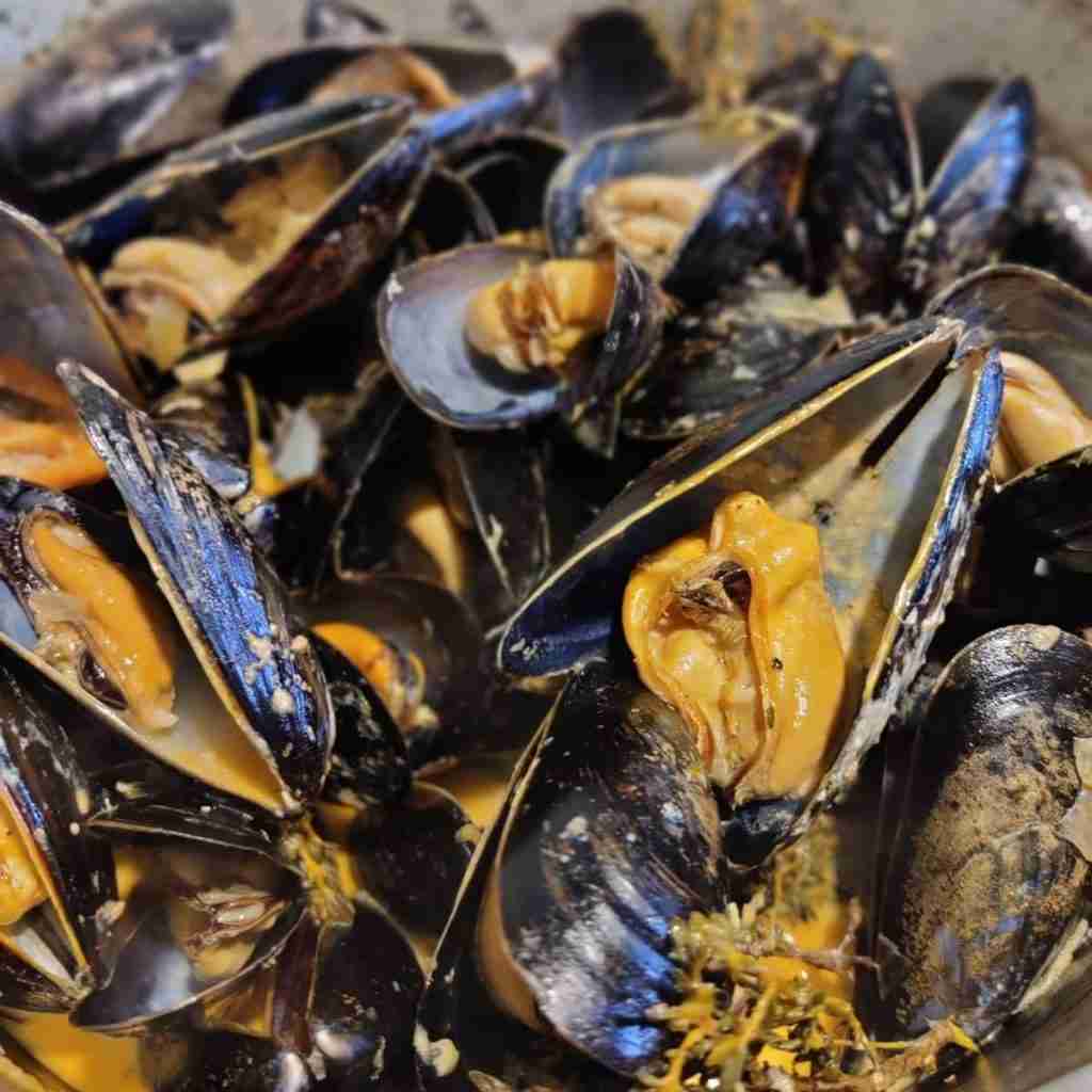 Picture of mussels cooked and opened in the pot, you can learn how to make this dish on the blog of the cookery school Gourmandises Academie, Cambridge