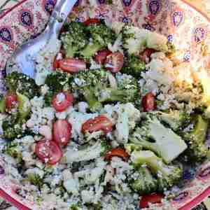 image of a salad bowl containing broccoli, cauliflower and tomatoes, you can learn how to make it at cooking school Gourmandises Academie, Camridge