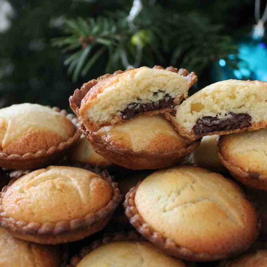 image of a selection of small tartelettes filled with chocolate with a star shape design on top