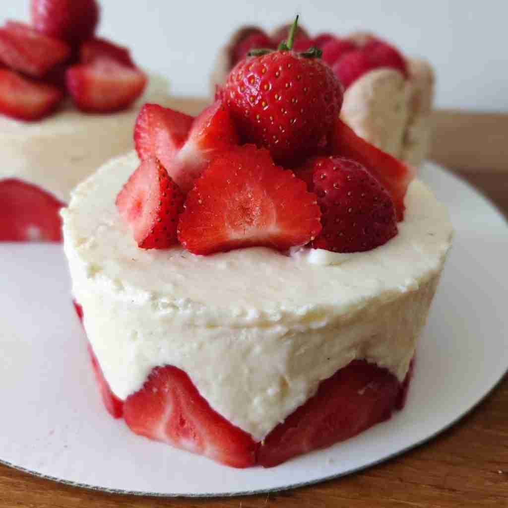 image of a fraisier cake topped with fresh strawberries, you can learn how to make this cake at Gourmandises Academie cookery school, Cambridge